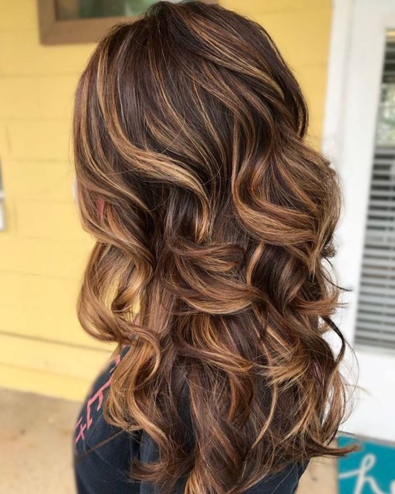 26 Astonishing Hair Color Ideas of Caramel Highlights You Can Opt For 