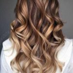 26 Astonishing Hair Color Ideas of Caramel Highlights You Can Opt For