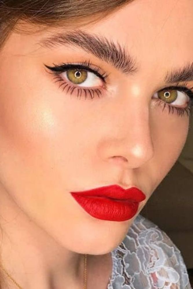 Eye-Catching Christmas Makeup Looks For